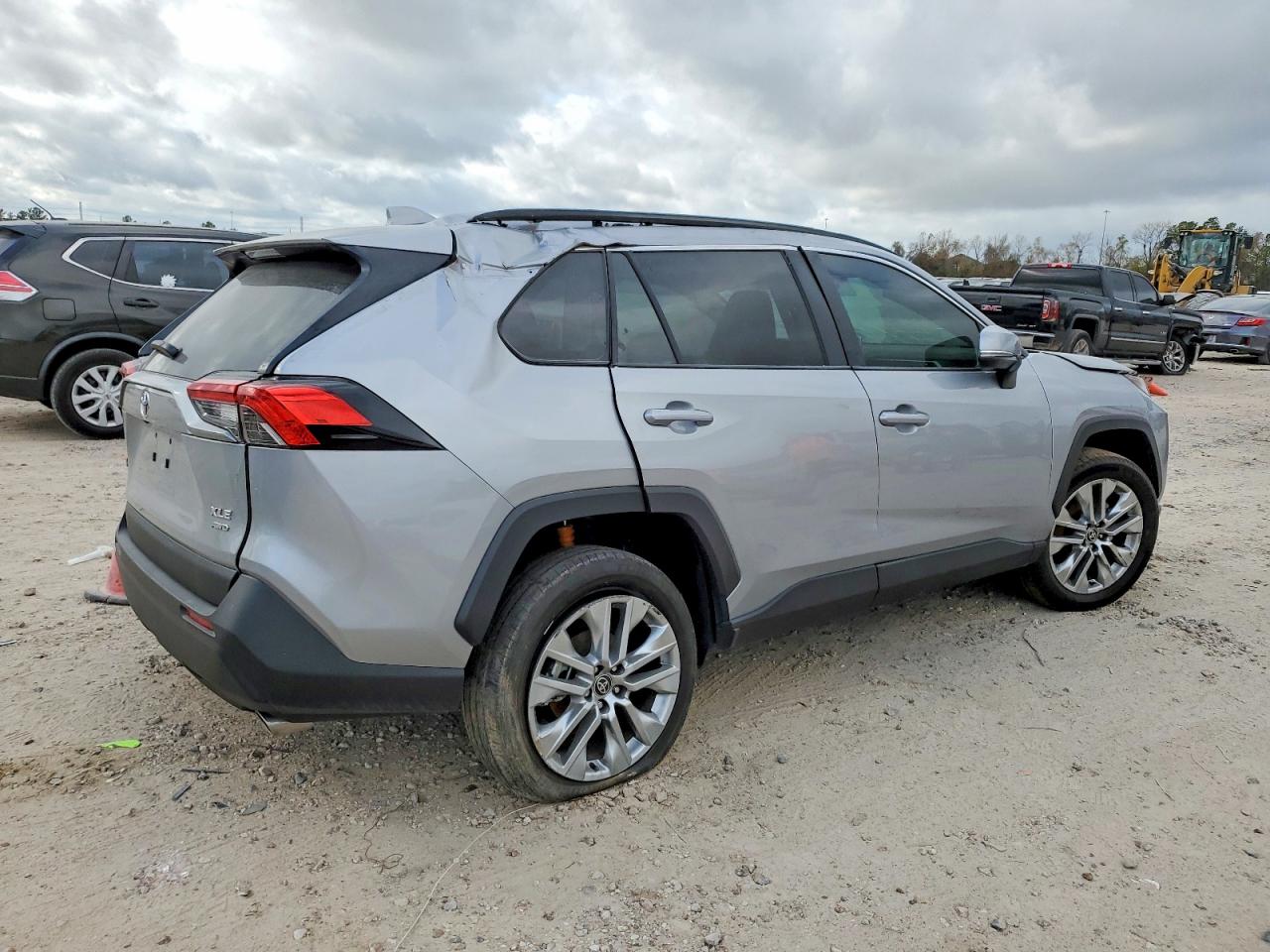 2025 TOYOTA RAV4 XLE PREMIUM photo 3