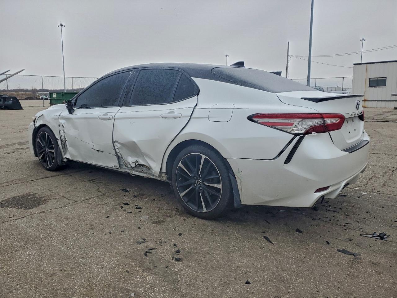 2019 TOYOTA CAMRY XSE photo 3