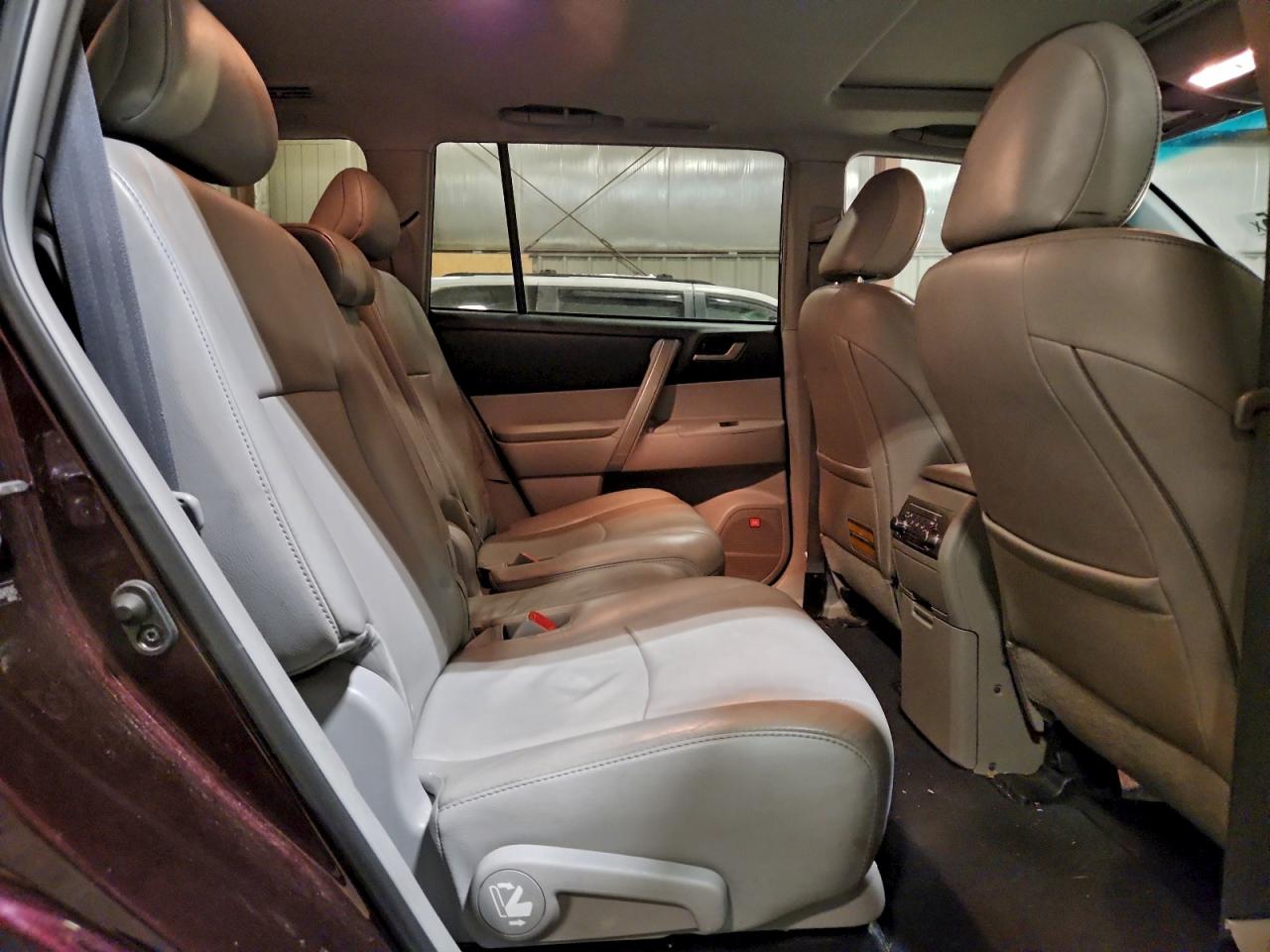 2011 TOYOTA HIGHLANDER BASE photo 21