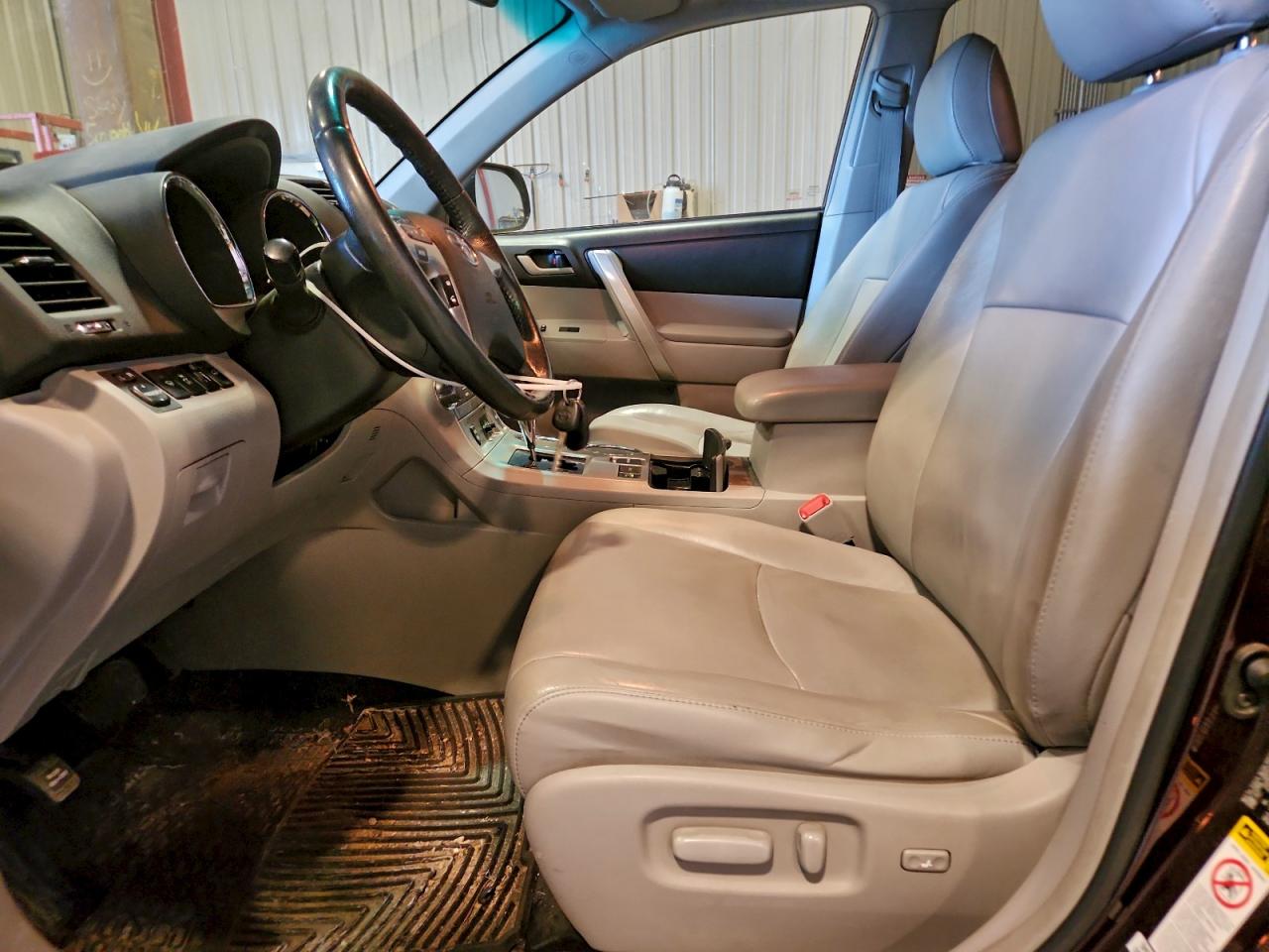 2011 TOYOTA HIGHLANDER BASE photo 13