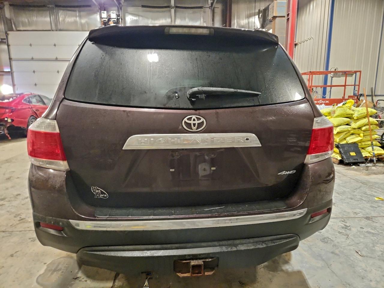 2011 TOYOTA HIGHLANDER BASE photo 11