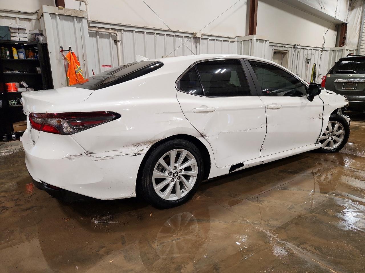 2022 TOYOTA CAMRY LE photo 3