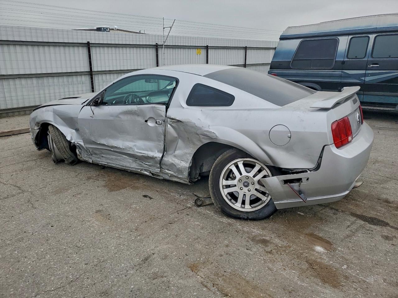 2005 FORD MUSTANG GT photo 2