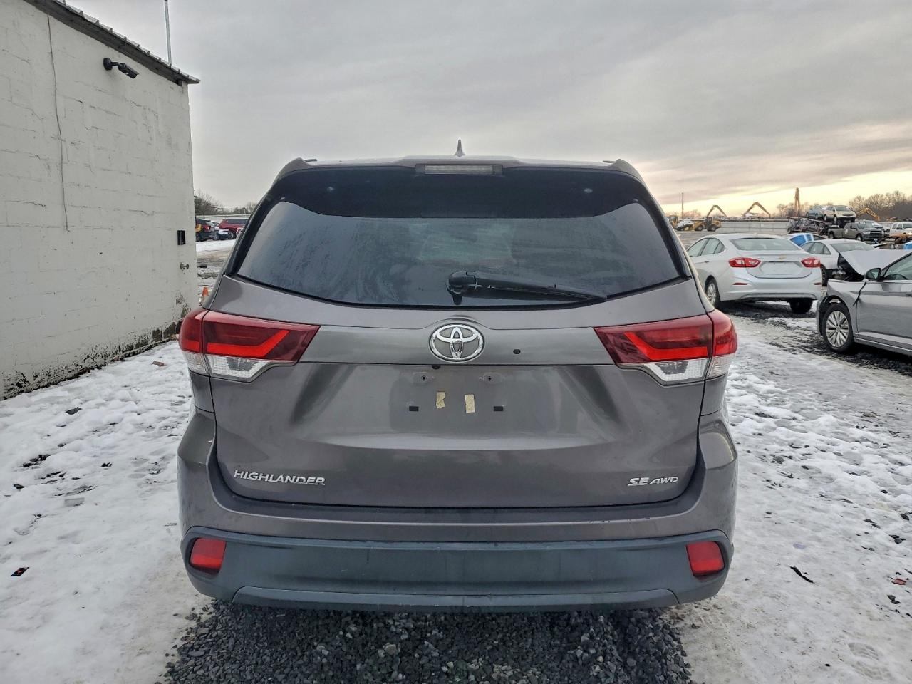 2019 TOYOTA HIGHLANDER SE photo 11