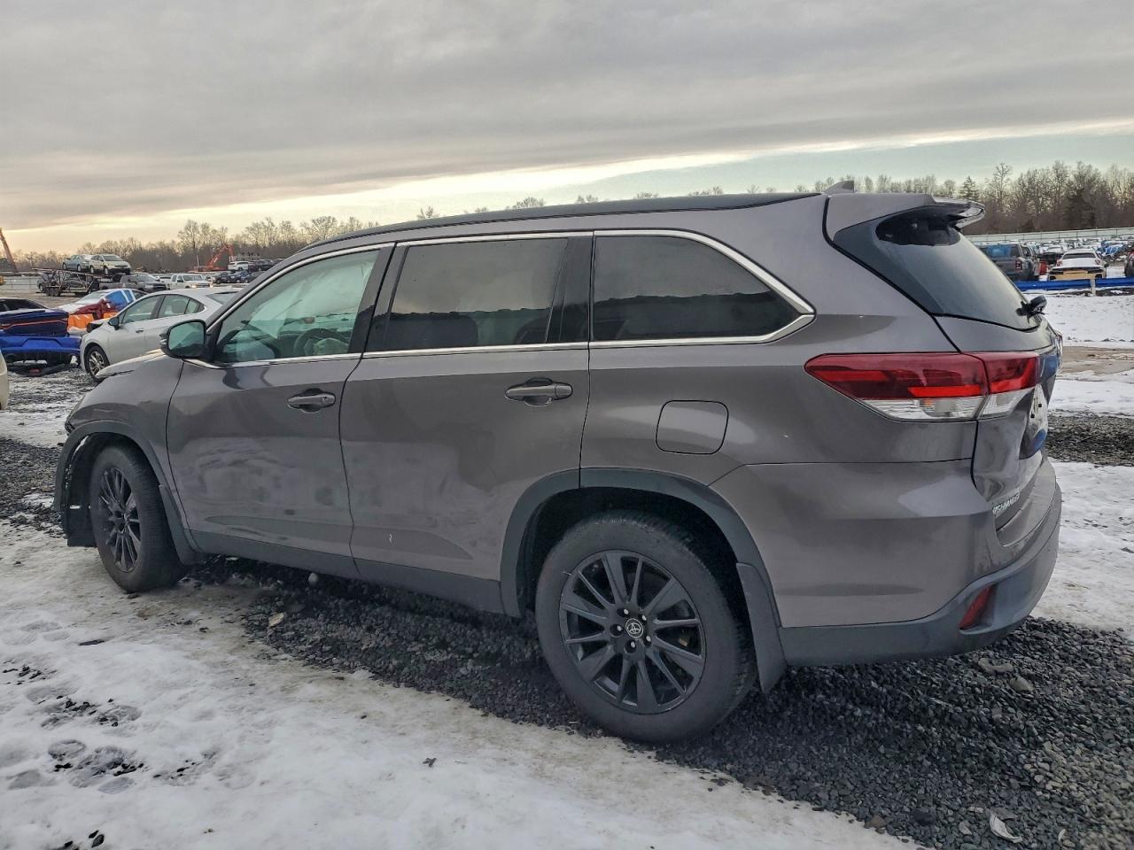 2019 TOYOTA HIGHLANDER SE photo 3