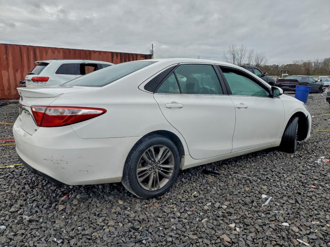 2017 TOYOTA CAMRY LE photo 3
