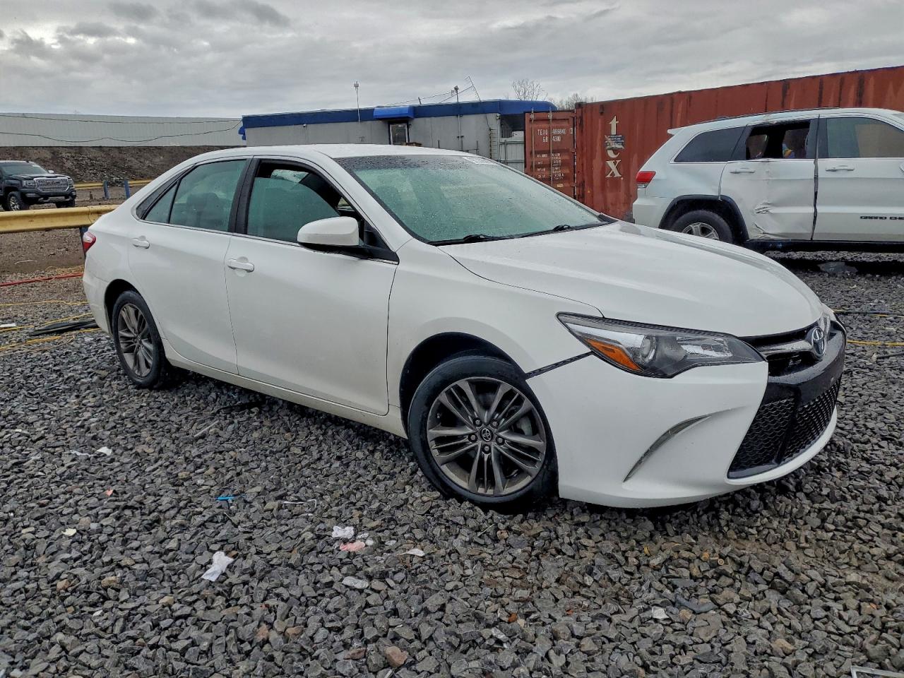 2017 TOYOTA CAMRY LE photo 4