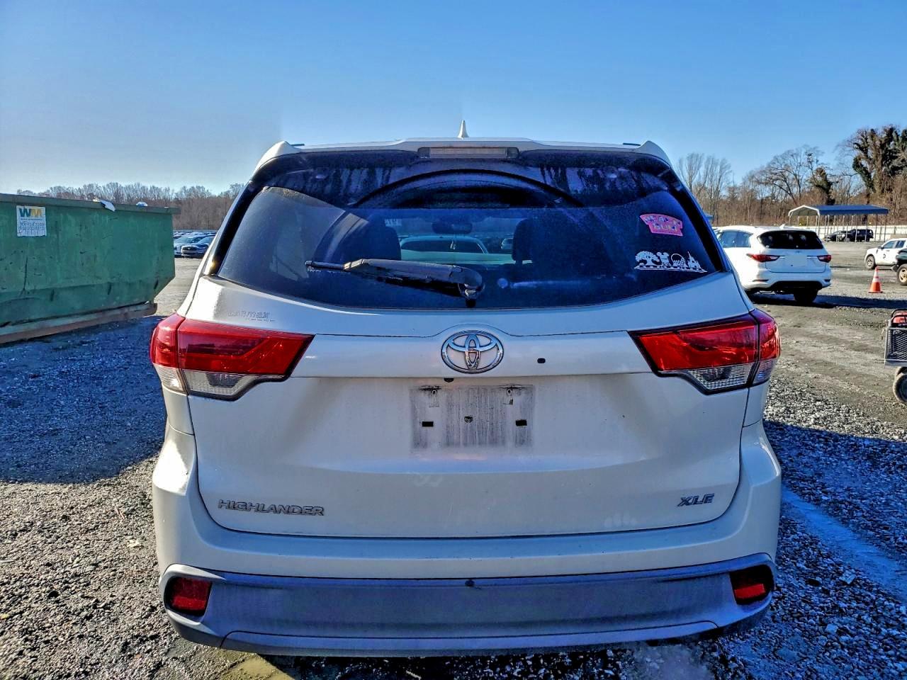 2018 TOYOTA HIGHLANDER SE photo 16