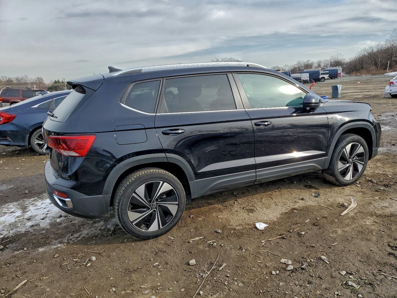 2024 VOLKSWAGEN TAOS SE photo 3