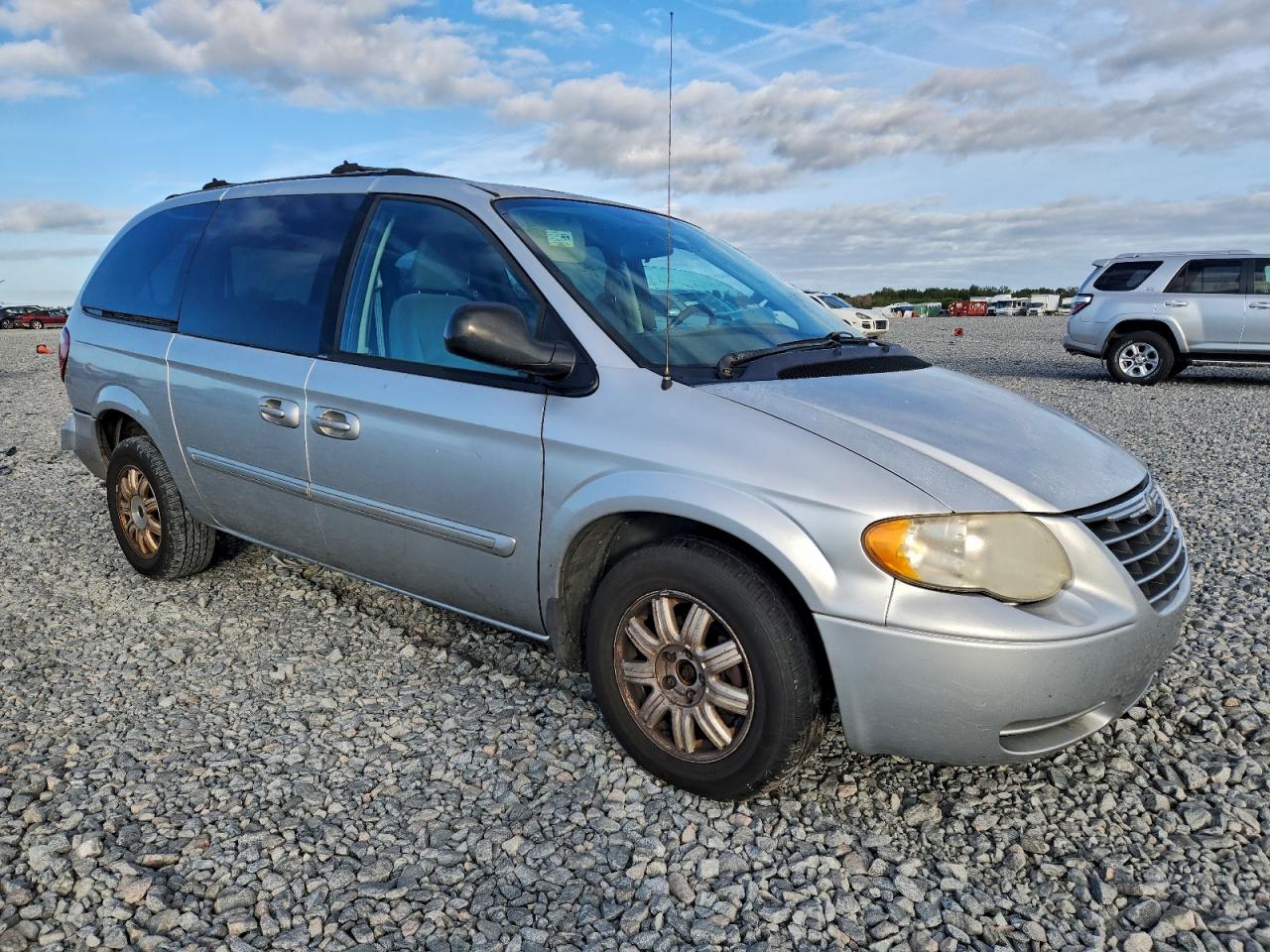 2005 CHRYSLER TOWN & COUNTRY TOURING photo 4