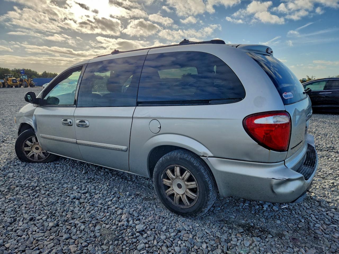 2005 CHRYSLER TOWN & COUNTRY TOURING photo 2