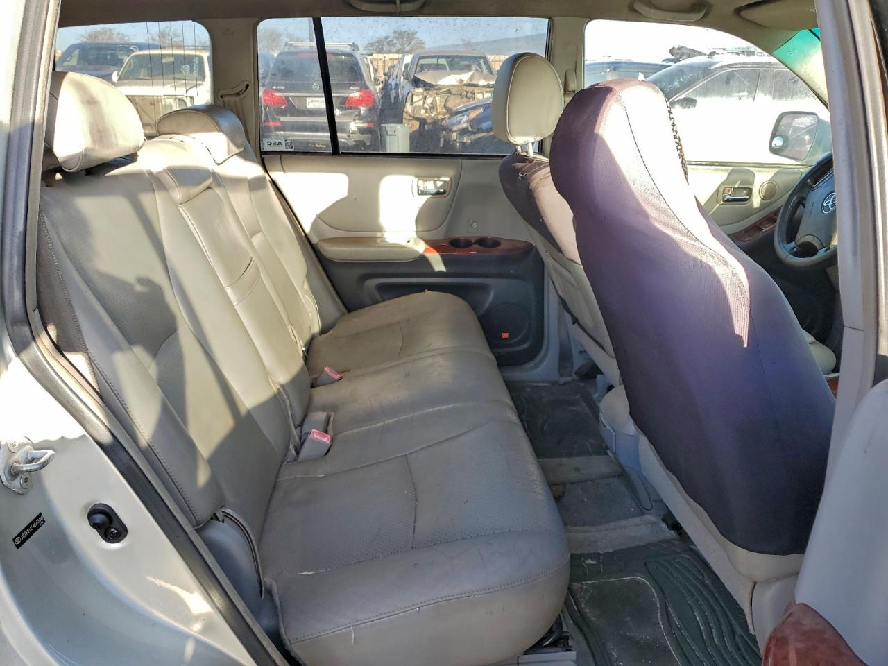 2004 TOYOTA HIGHLANDER BASE photo 11