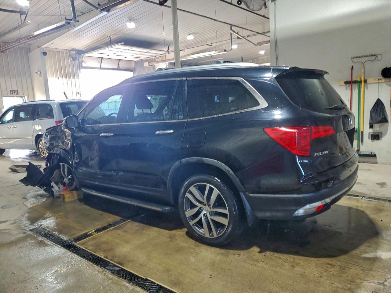2016 HONDA PILOT ELITE photo 2