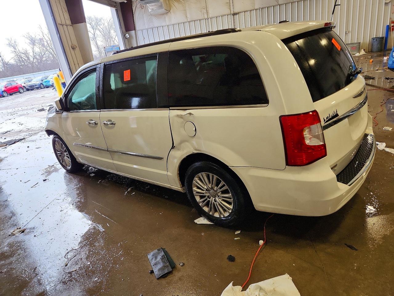 2015 CHRYSLER TOWN & COUNTRY TOURING L photo 3