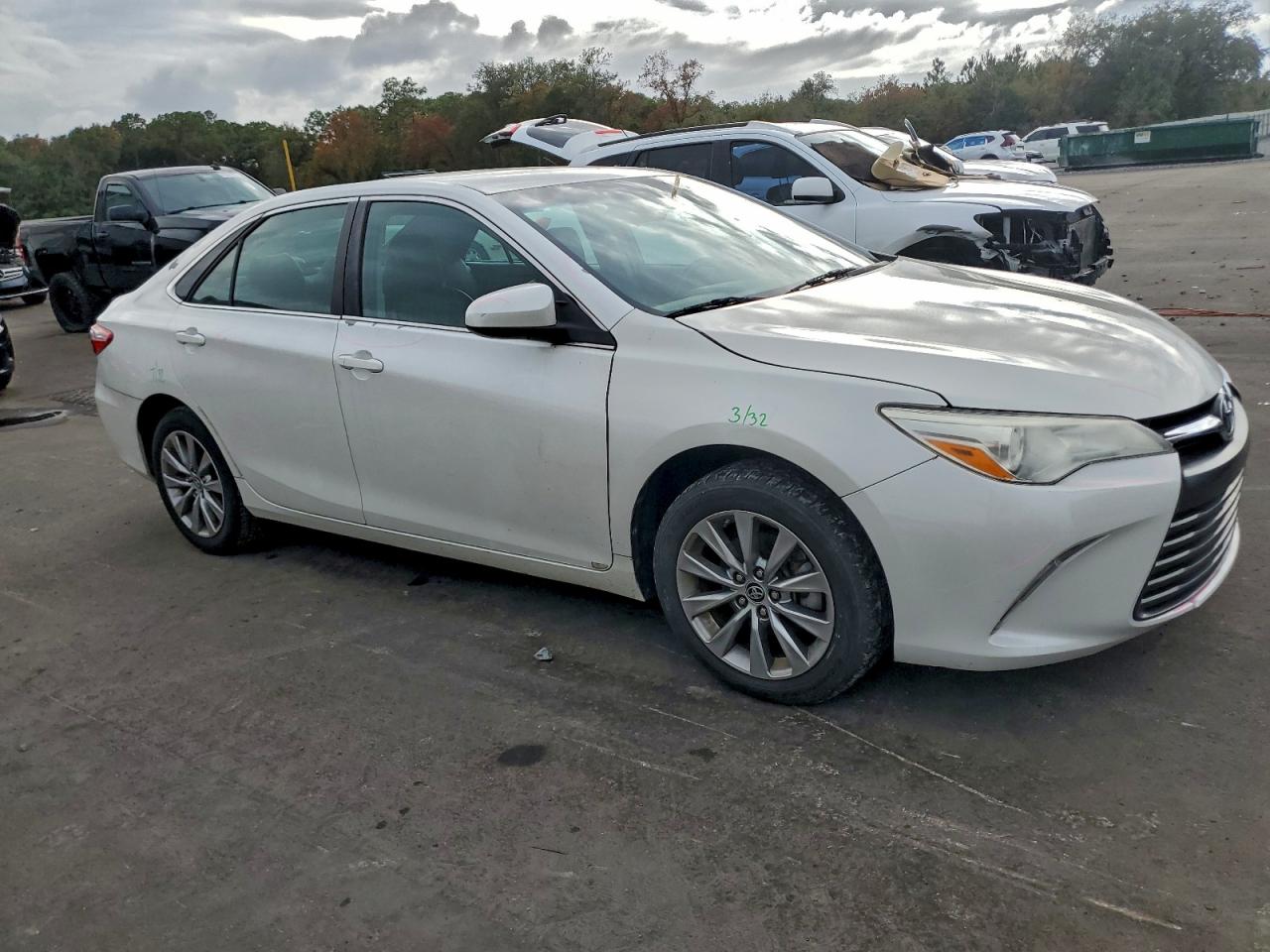 2015 TOYOTA CAMRY LE photo 4