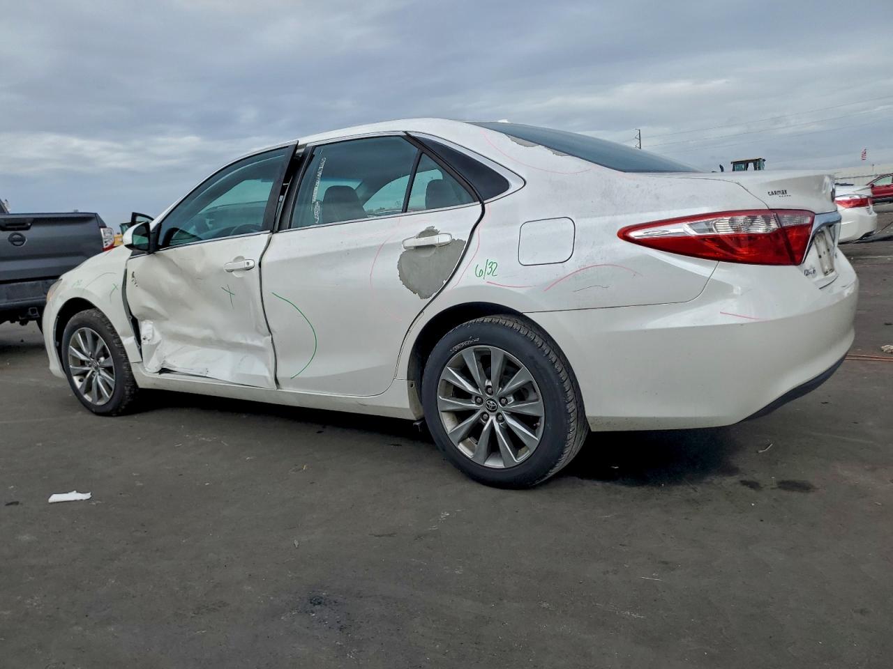 2015 TOYOTA CAMRY LE photo 2