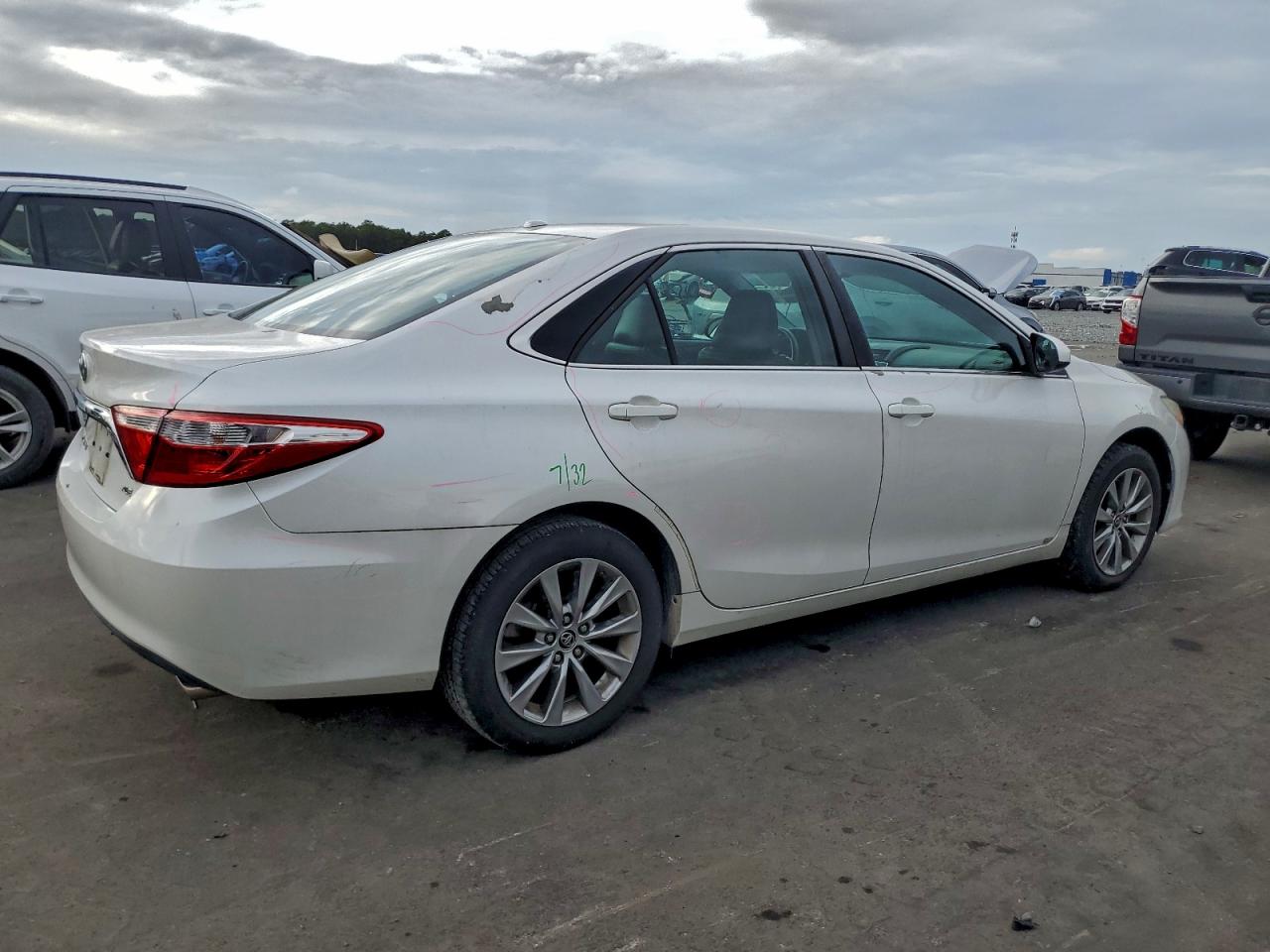 2015 TOYOTA CAMRY LE photo 3