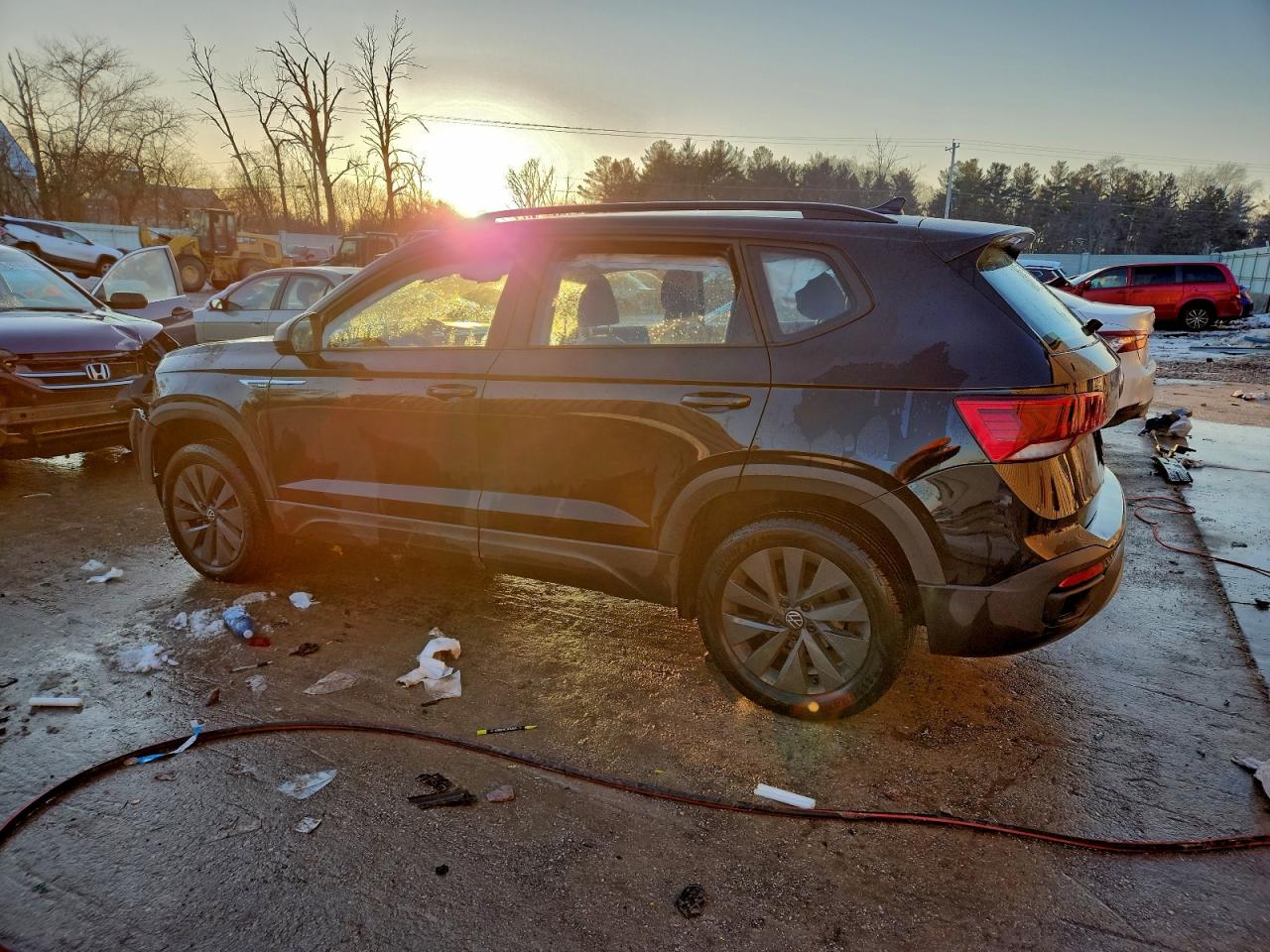 2024 VOLKSWAGEN TAOS S photo 2
