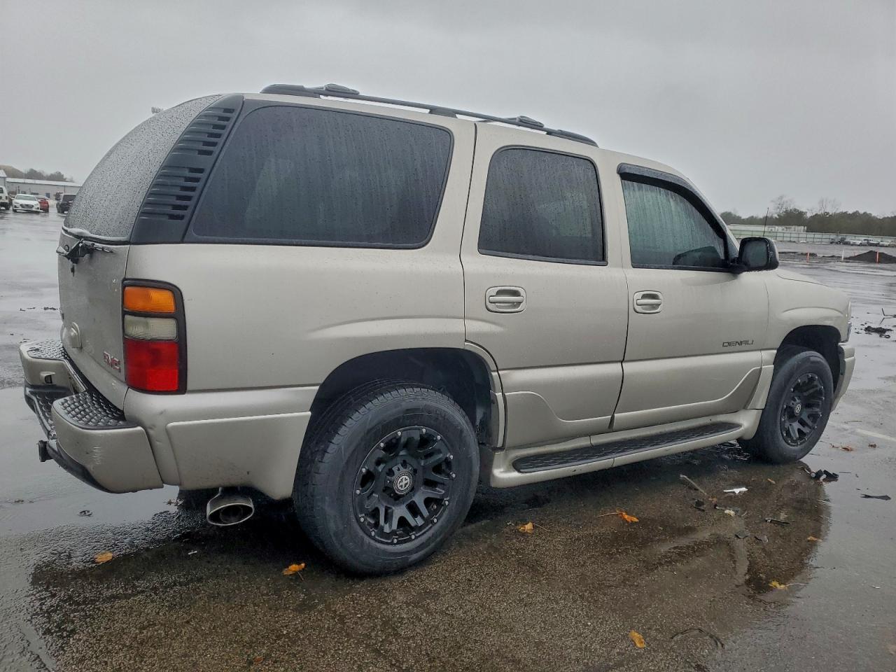 2004 GMC YUKON DENALI photo 3