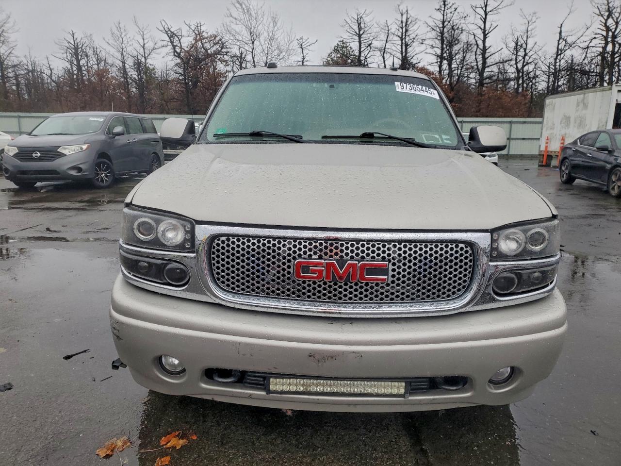 2004 GMC YUKON DENALI photo 5