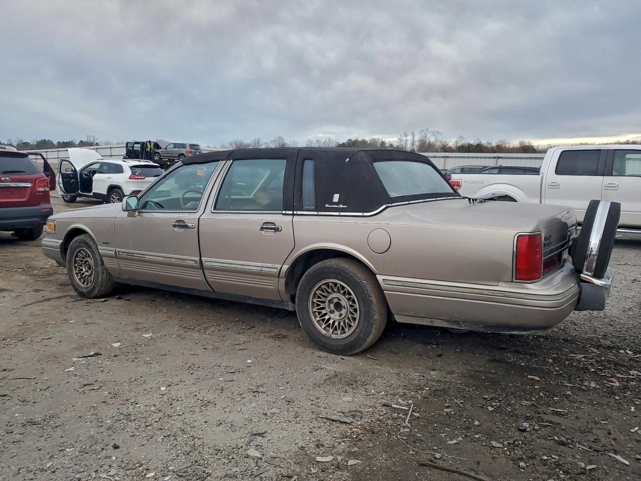 1995 LINCOLN TOWN CAR EXECUTIVE photo 4