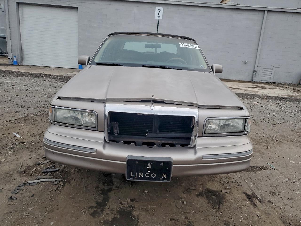 1995 LINCOLN TOWN CAR EXECUTIVE photo 13