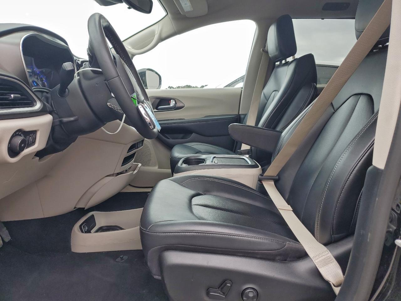 2024 CHRYSLER PACIFICA TOURING L photo 7