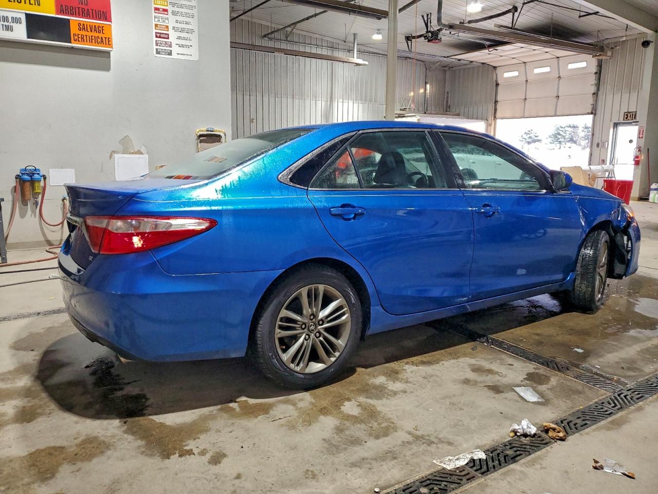 2017 TOYOTA CAMRY LE photo 3