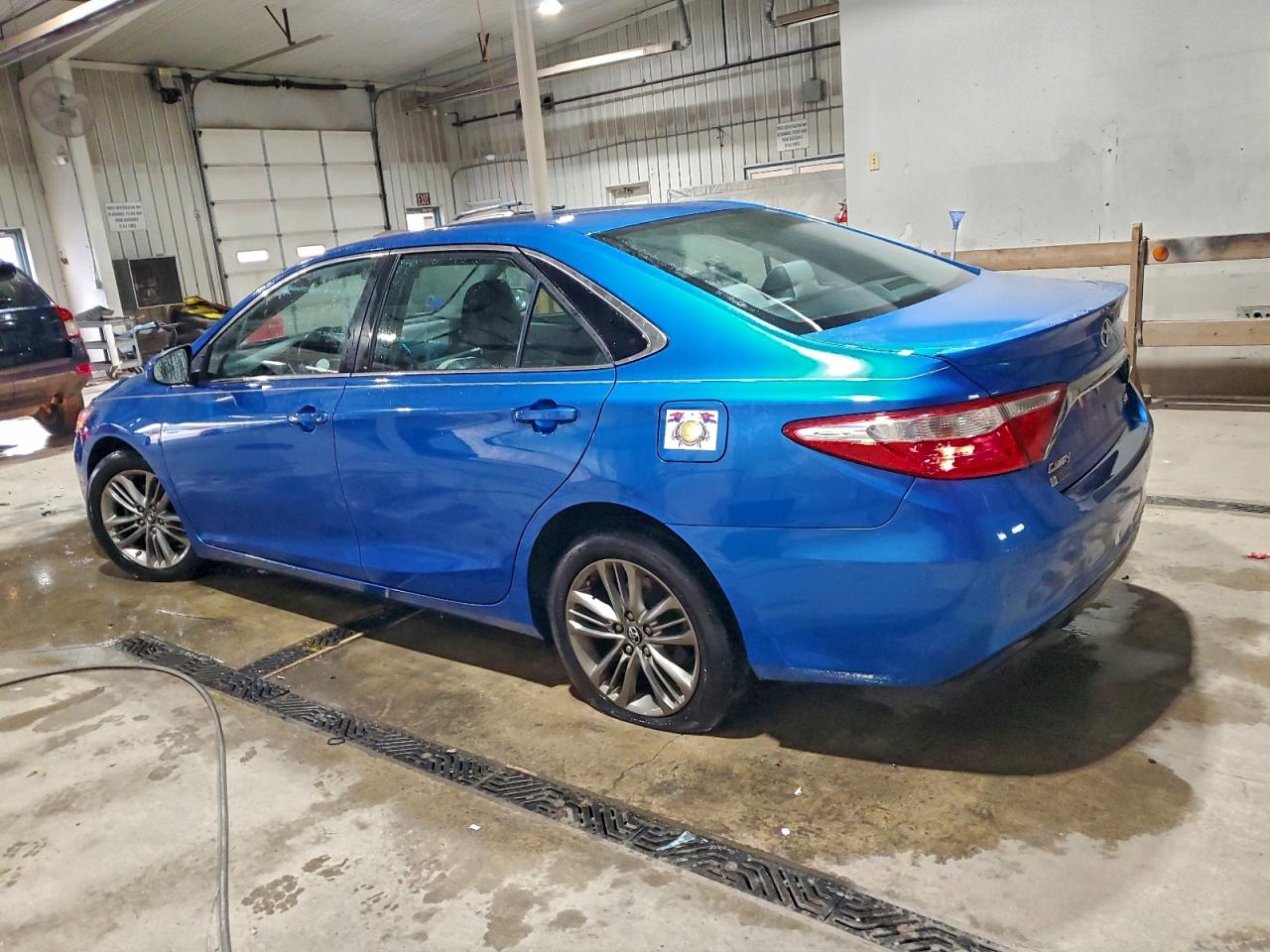 2017 TOYOTA CAMRY LE photo 2