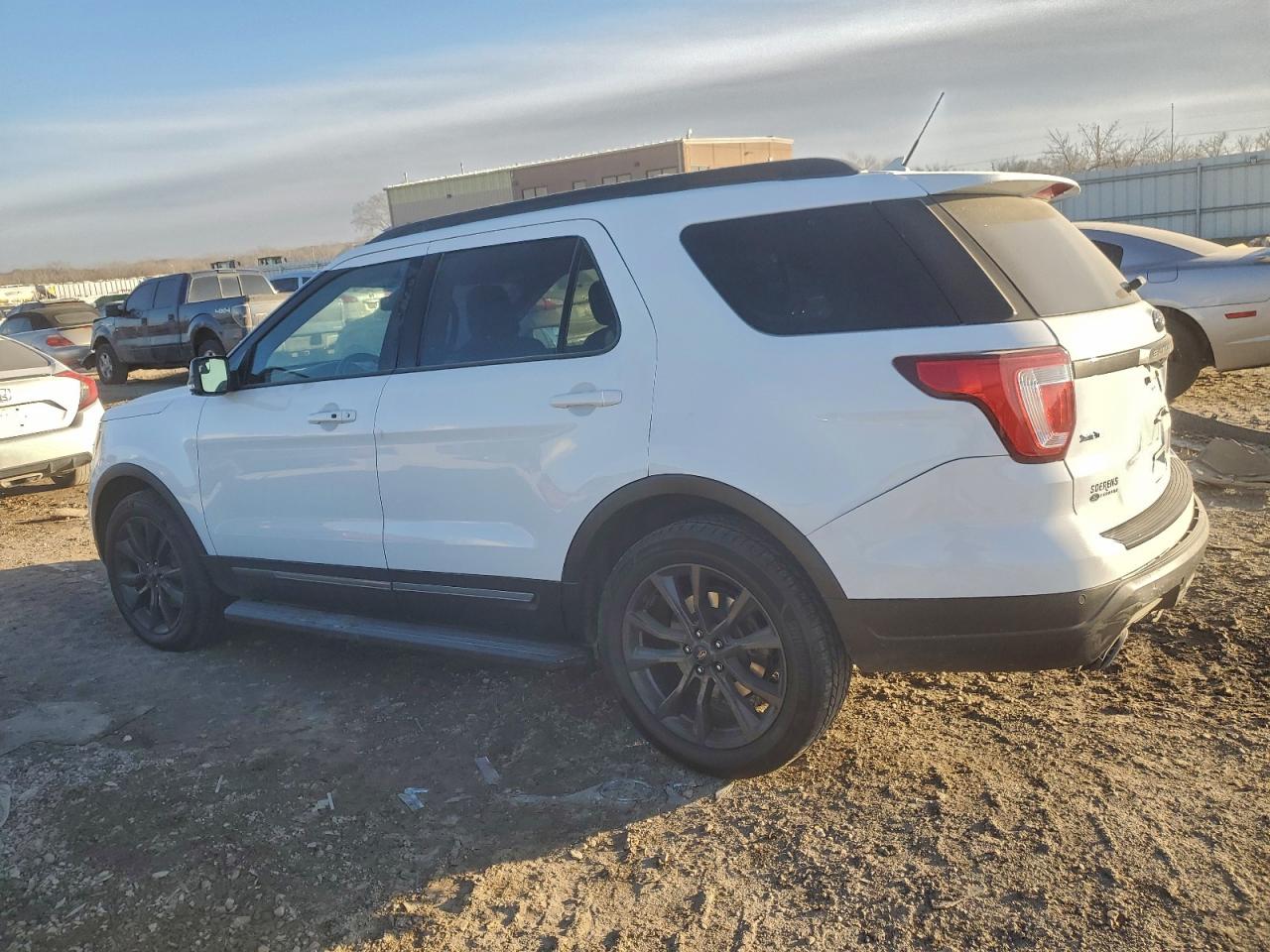 2018 FORD EXPLORER XLT photo 3