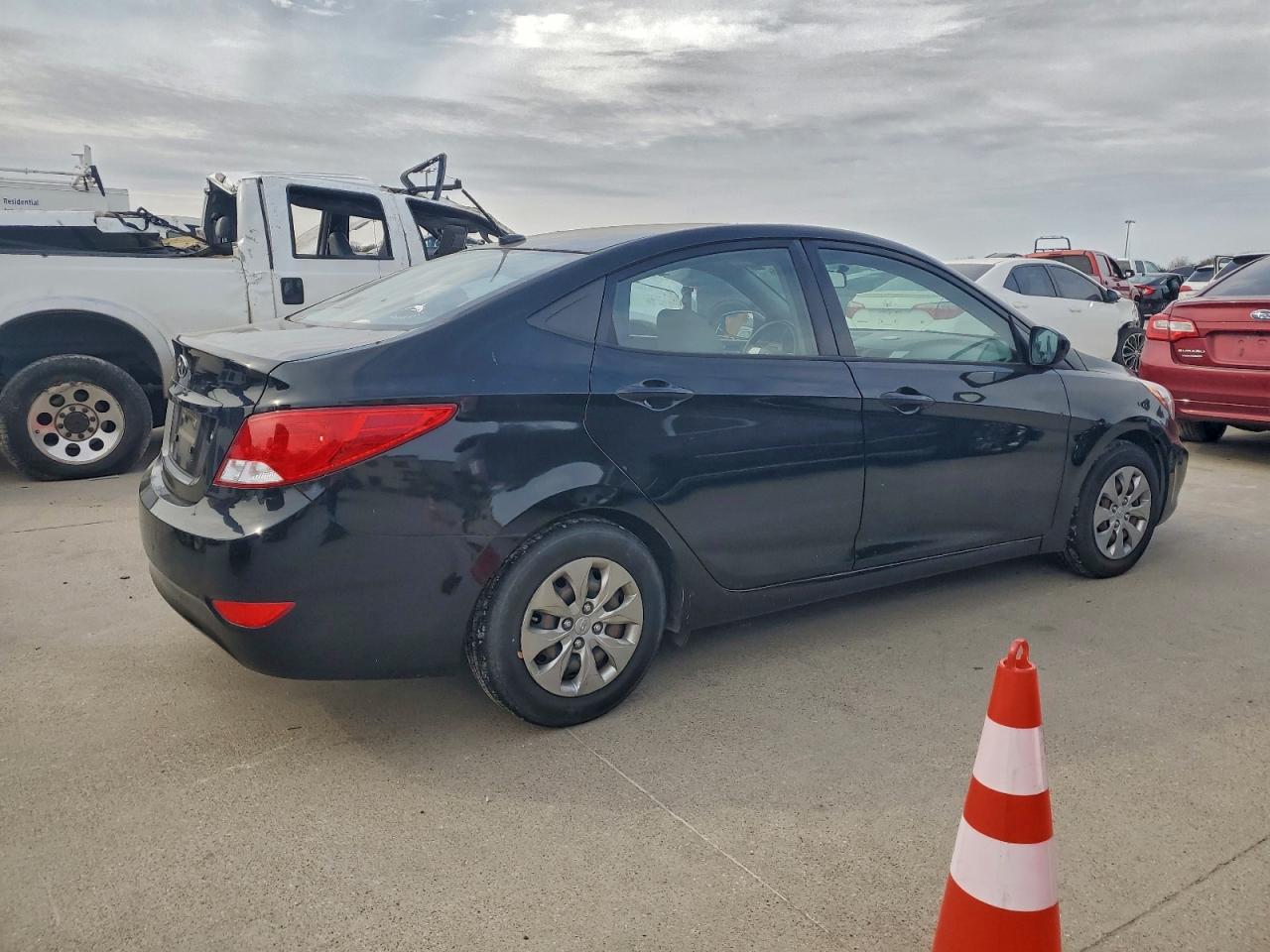 2017 HYUNDAI ACCENT SE photo 5