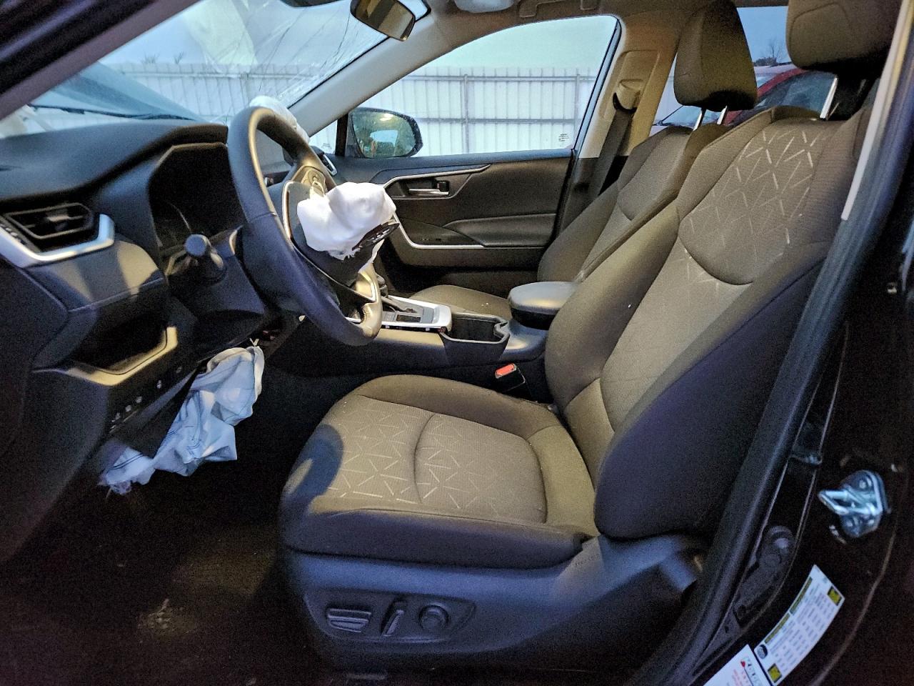 2025 TOYOTA RAV4 XLE photo 25