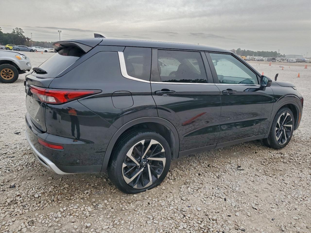 2024 MITSUBISHI OUTLANDER SE photo 3