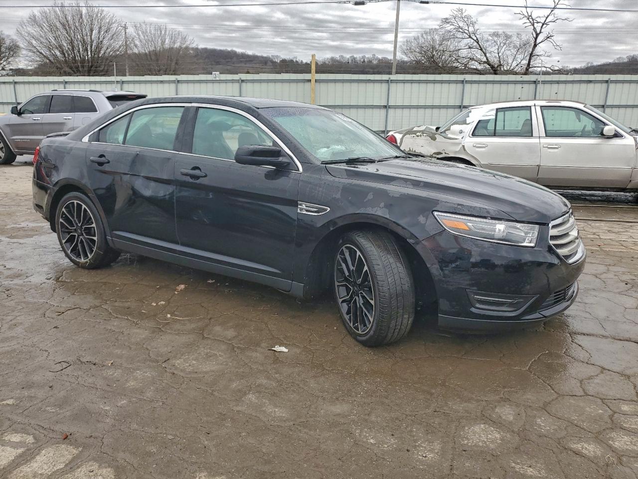 2018 FORD TAURUS SEL photo 4