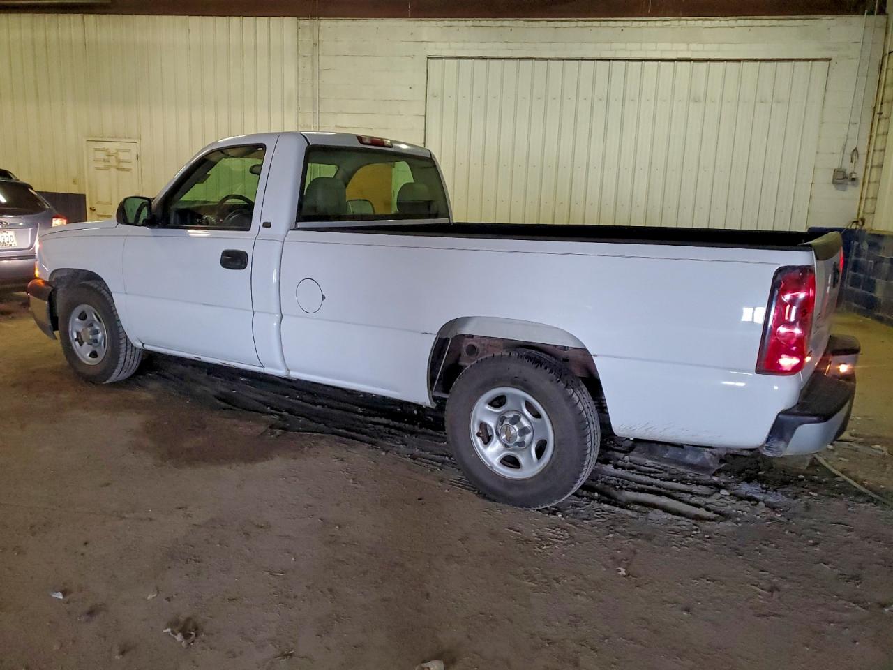 2004 CHEVROLET SILVERADO C1500 photo 2