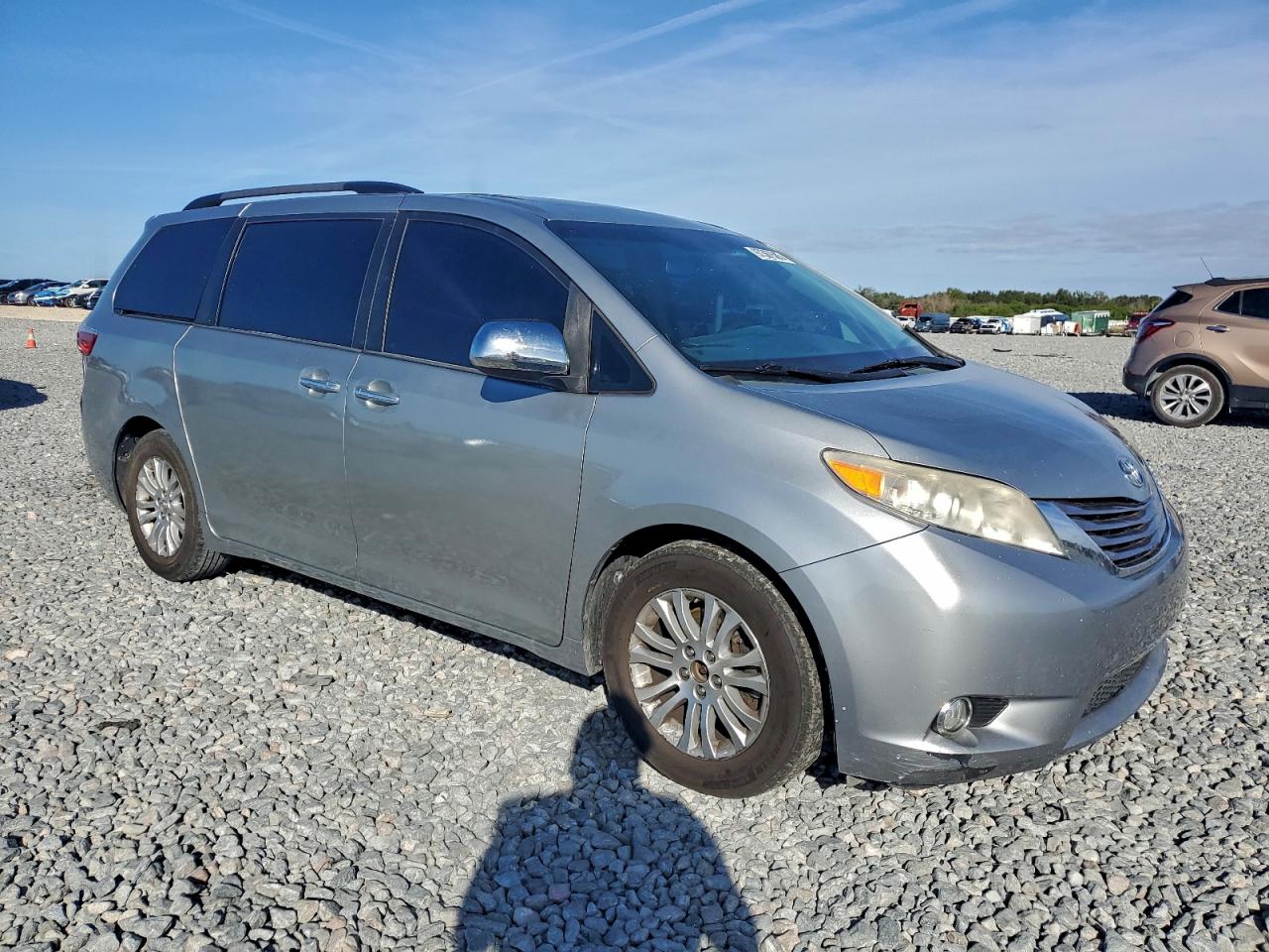 2015 TOYOTA SIENNA XLE photo 13