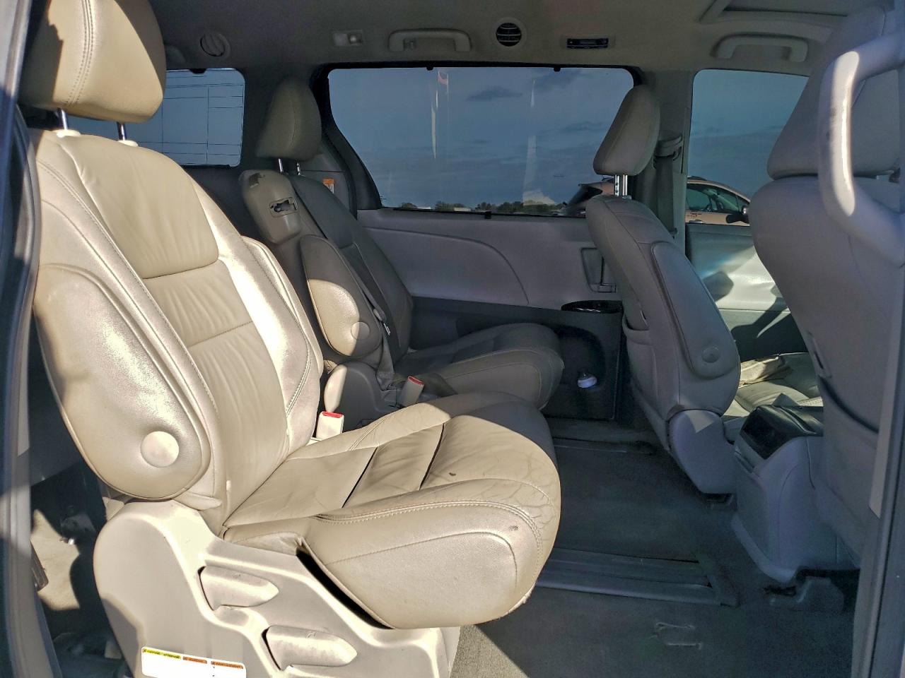 2015 TOYOTA SIENNA XLE photo 41