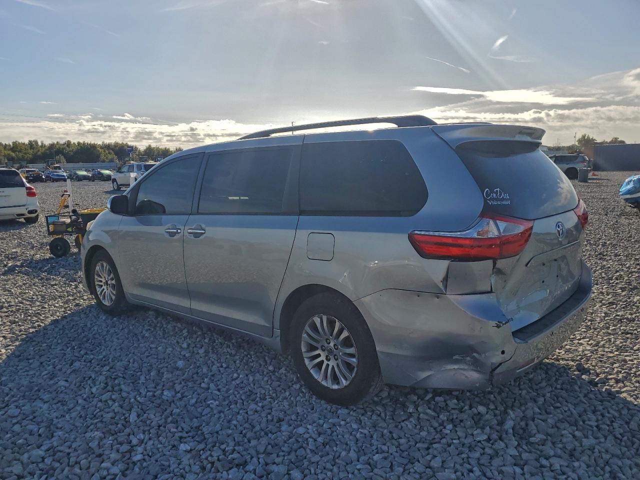 2015 TOYOTA SIENNA XLE photo 5