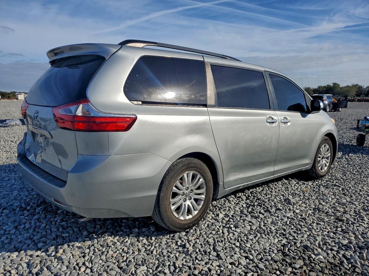 2015 TOYOTA SIENNA XLE photo 9