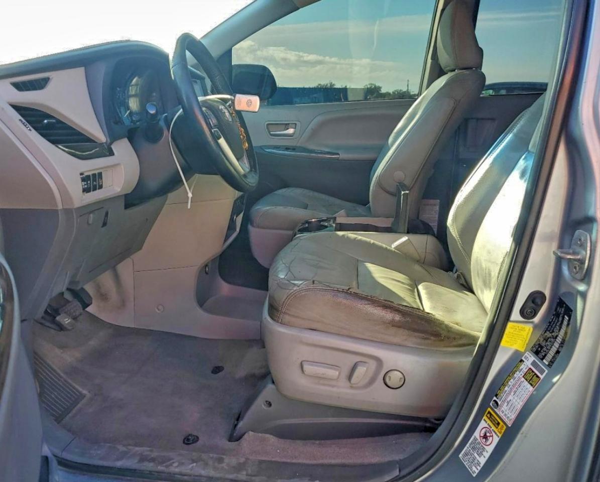 2015 TOYOTA SIENNA XLE photo 25
