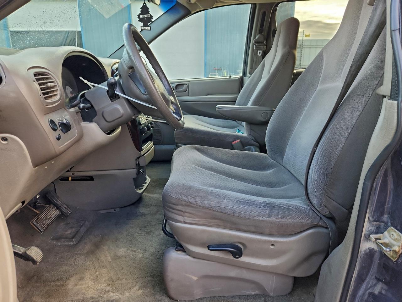 2002 CHRYSLER TOWN & COUNTRY LX photo 13