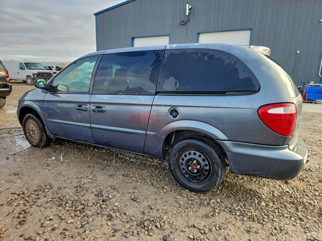 2002 CHRYSLER TOWN & COUNTRY LX photo 3