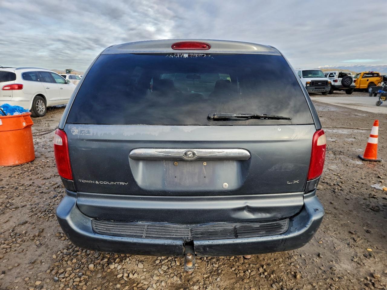 2002 CHRYSLER TOWN & COUNTRY LX photo 11