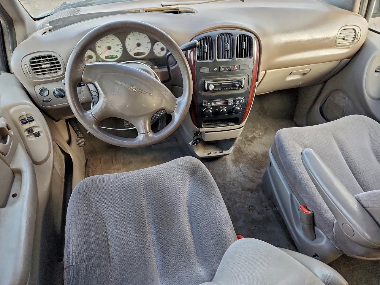 2002 CHRYSLER TOWN & COUNTRY LX photo 15