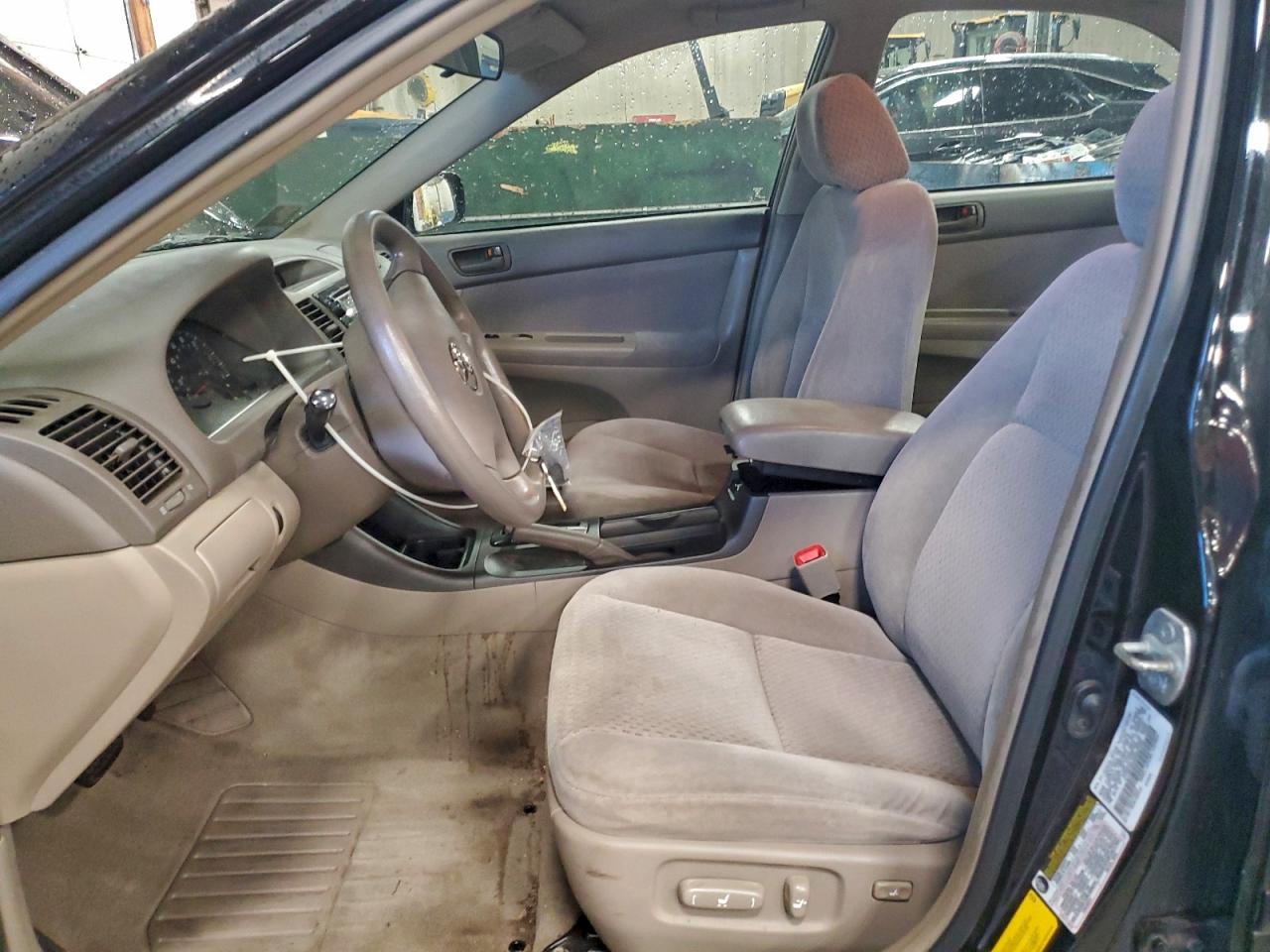 2004 TOYOTA CAMRY LE photo 19