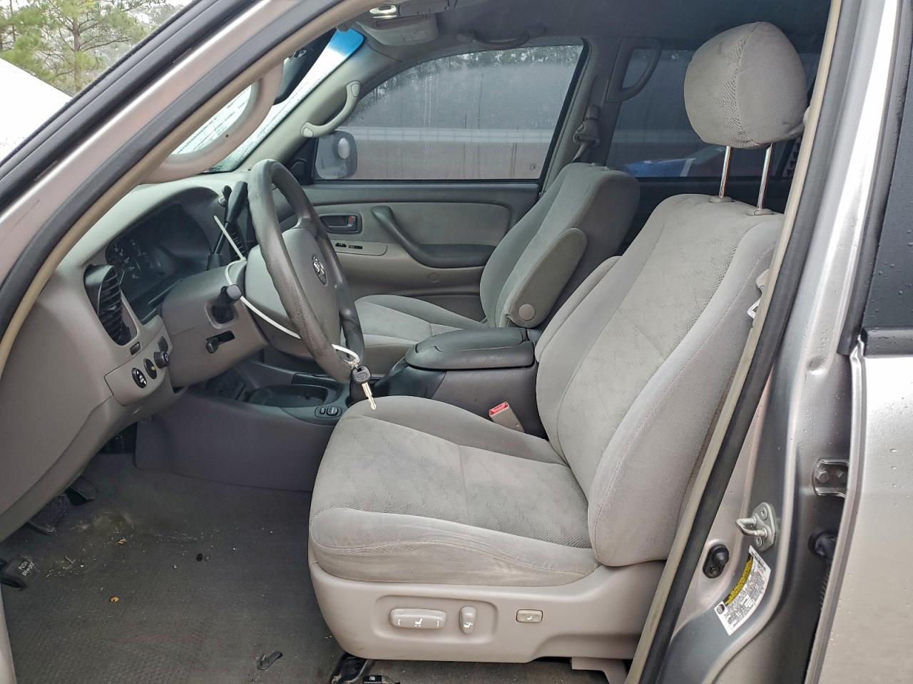 2005 TOYOTA SEQUOIA SR5 photo 13