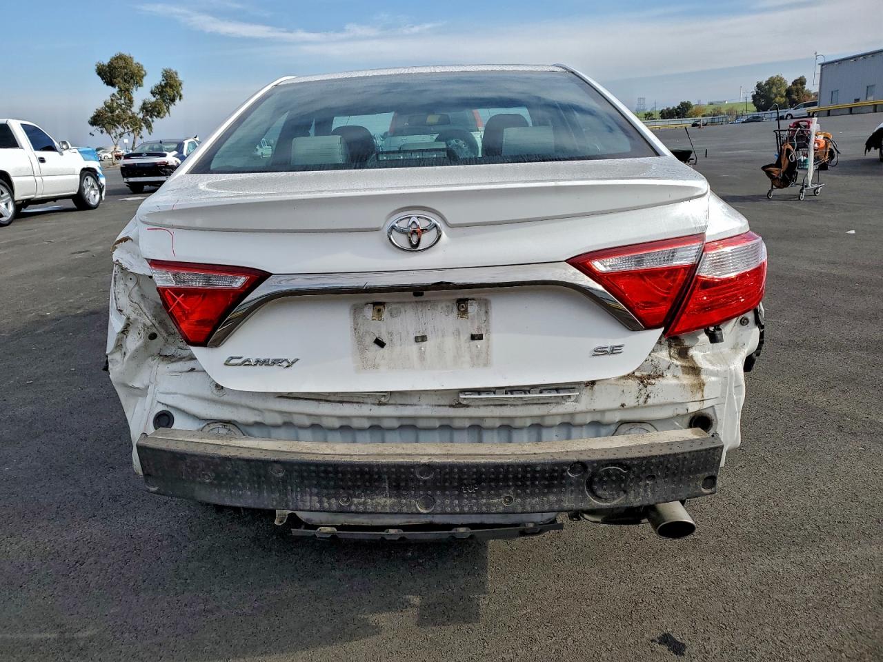 2017 TOYOTA CAMRY LE photo 6