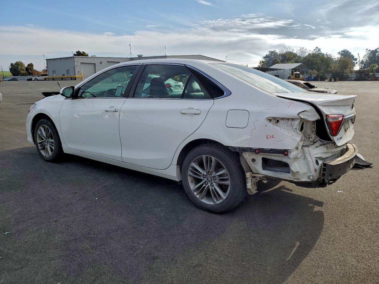 2017 TOYOTA CAMRY LE photo 2