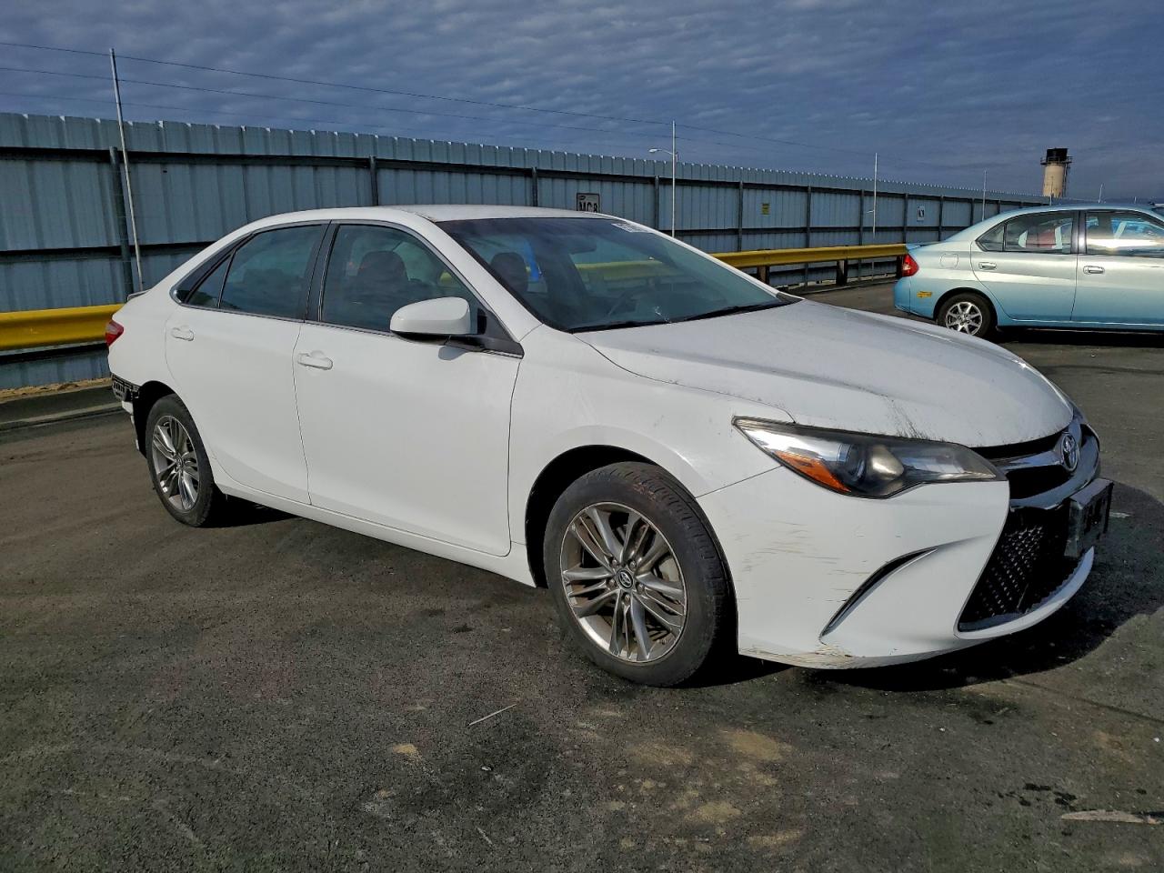 2017 TOYOTA CAMRY LE photo 4