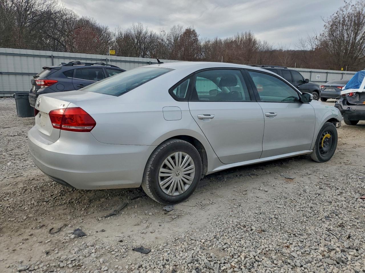 2015 VOLKSWAGEN PASSAT S photo 3